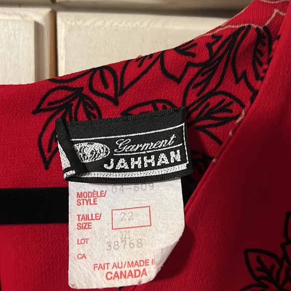 A very pretty dress in size 22 - Picture 5 of 8